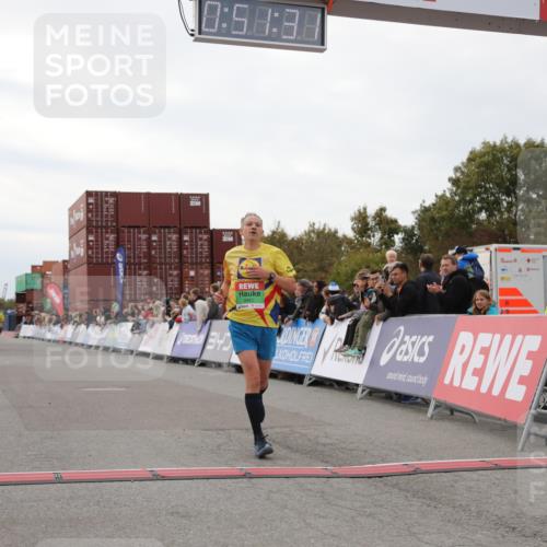 03.10.2025 - Köhlbrandbrückenlauf Yannick Fuchs http://msf.ph/oto/8983244 03.10.2025 15:51:29 Ziel 7050, 7210, 8861 meine-sportfotos.de
