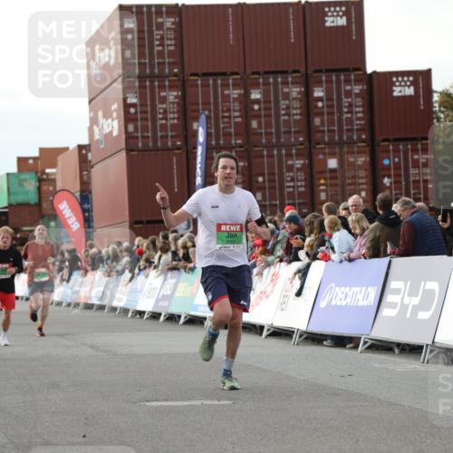 03.10.2025 - Köhlbrandbrückenlauf Yannick Fuchs http://msf.ph/oto/8983245 03.10.2025 16:06:36 Ziel 7623, 8860, 8880 meine-sportfotos.de