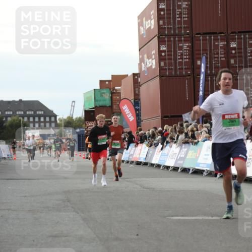 03.10.2025 - Köhlbrandbrückenlauf Yannick Fuchs http://msf.ph/oto/8983247 03.10.2025 16:06:36 Ziel 7623, 8860, 8880 meine-sportfotos.de