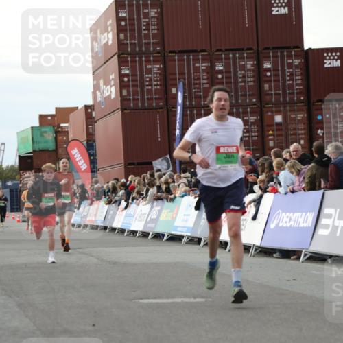 03.10.2025 - Köhlbrandbrückenlauf Yannick Fuchs http://msf.ph/oto/8983249 03.10.2025 16:06:36 Ziel 7623, 8860, 8880 meine-sportfotos.de