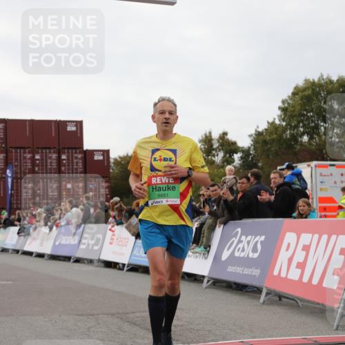 03.10.2025 - Köhlbrandbrückenlauf Yannick Fuchs http://msf.ph/oto/8983250 03.10.2025 15:51:30 Ziel 7050, 7118, 7210, 8861 meine-sportfotos.de