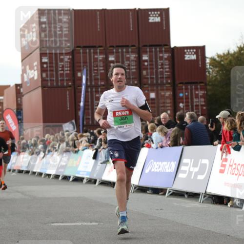 03.10.2025 - Köhlbrandbrückenlauf Yannick Fuchs http://msf.ph/oto/8983251 03.10.2025 16:06:37 Ziel 7623, 8860, 8880, 8965 meine-sportfotos.de