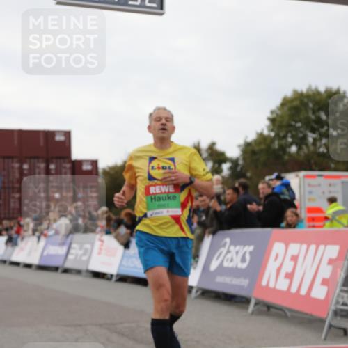 03.10.2025 - Köhlbrandbrückenlauf Yannick Fuchs http://msf.ph/oto/8983252 03.10.2025 15:51:30 Ziel 7050, 7118, 7210, 8861 meine-sportfotos.de