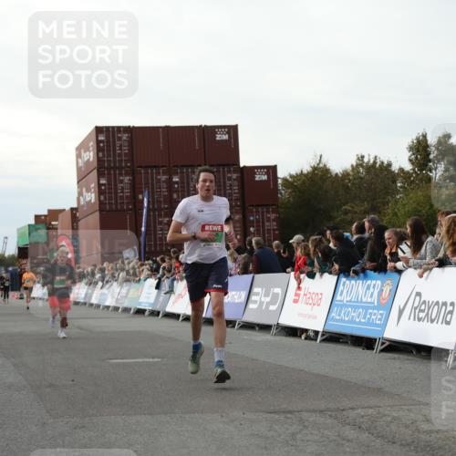03.10.2025 - Köhlbrandbrückenlauf Yannick Fuchs http://msf.ph/oto/8983253 03.10.2025 16:06:37 Ziel 7623, 8860, 8880, 8965 meine-sportfotos.de