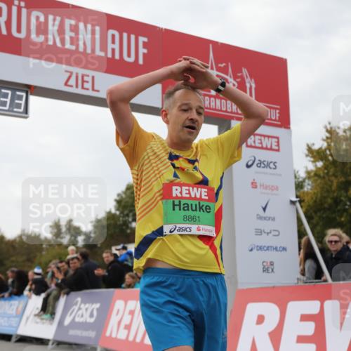 03.10.2025 - Köhlbrandbrückenlauf Yannick Fuchs http://msf.ph/oto/8983258 03.10.2025 15:51:32 Ziel 7118, 7210, 8861 meine-sportfotos.de