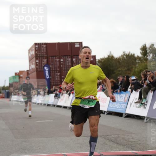 03.10.2025 - Köhlbrandbrückenlauf Yannick Fuchs http://msf.ph/oto/8983267 03.10.2025 15:51:36 Ziel 7118, 7210, 9663 meine-sportfotos.de