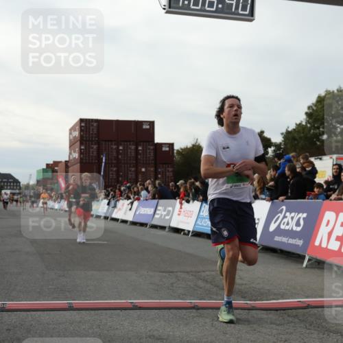 03.10.2025 - Köhlbrandbrückenlauf Yannick Fuchs http://msf.ph/oto/8983268 03.10.2025 16:06:38 Ziel 7623, 8860, 8880, 8965 meine-sportfotos.de