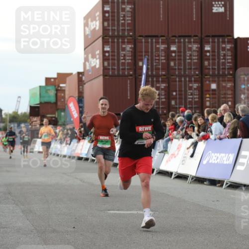 03.10.2025 - Köhlbrandbrückenlauf Yannick Fuchs http://msf.ph/oto/8983270 03.10.2025 16:06:39 Ziel 7623, 8860, 8880, 8965 meine-sportfotos.de