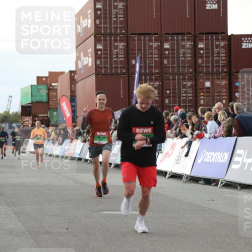 03.10.2025 - Köhlbrandbrückenlauf Yannick Fuchs http://msf.ph/oto/8983272 03.10.2025 16:06:39 Ziel 7623, 8860, 8880, 8965 meine-sportfotos.de
