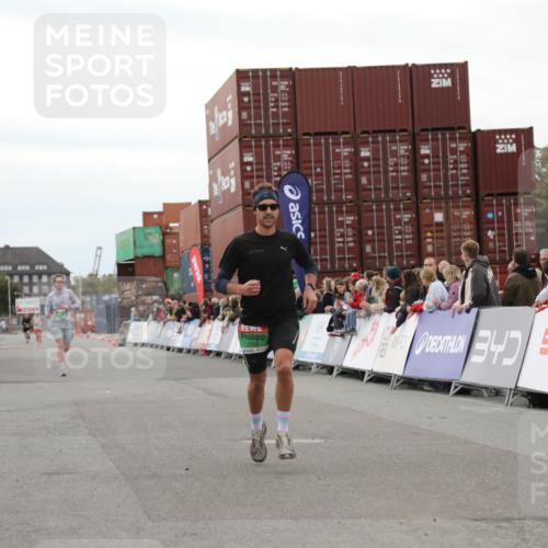 03.10.2025 - Köhlbrandbrückenlauf Yannick Fuchs http://msf.ph/oto/8983273 03.10.2025 15:51:37 Ziel 7118, 7210, 9663 meine-sportfotos.de