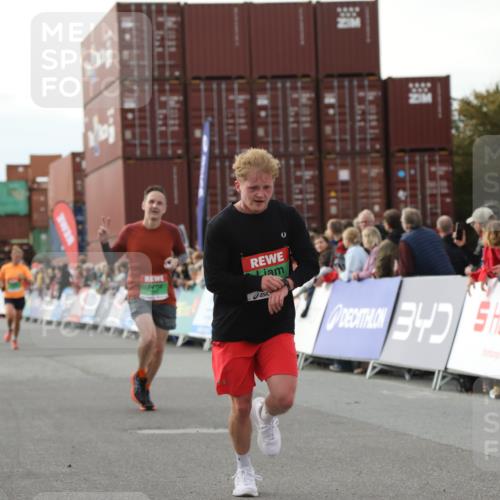 03.10.2025 - Köhlbrandbrückenlauf Yannick Fuchs http://msf.ph/oto/8983274 03.10.2025 16:06:39 Ziel 7623, 8860, 8880, 8965 meine-sportfotos.de