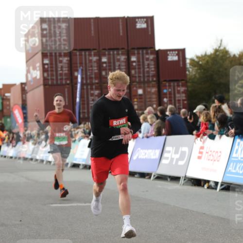 03.10.2025 - Köhlbrandbrückenlauf Yannick Fuchs http://msf.ph/oto/8983276 03.10.2025 16:06:40 Ziel 7623, 8860, 8880, 8965 meine-sportfotos.de