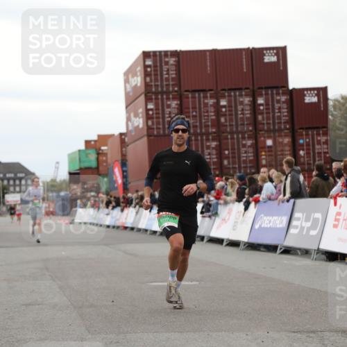 03.10.2025 - Köhlbrandbrückenlauf Yannick Fuchs http://msf.ph/oto/8983277 03.10.2025 15:51:38 Ziel 7118, 7210, 9663 meine-sportfotos.de
