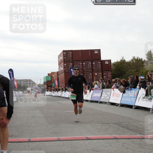 03.10.2025 - Köhlbrandbrückenlauf Yannick Fuchs http://msf.ph/oto/8983278 03.10.2025 15:51:38 Ziel 7118, 7210, 9663 meine-sportfotos.de