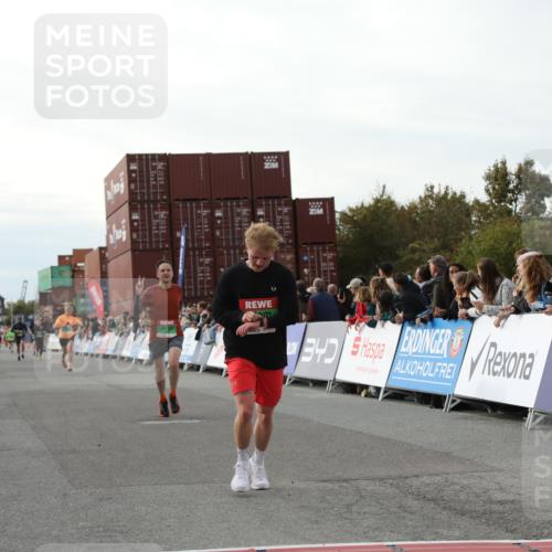 03.10.2025 - Köhlbrandbrückenlauf Yannick Fuchs http://msf.ph/oto/8983279 03.10.2025 16:06:40 Ziel 7623, 8860, 8880, 8965 meine-sportfotos.de