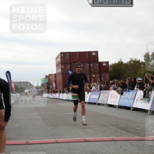 03.10.2025 - Köhlbrandbrückenlauf Yannick Fuchs http://msf.ph/oto/8983280 03.10.2025 15:51:38 Ziel 7118, 7210, 9663 meine-sportfotos.de