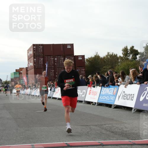 03.10.2025 - Köhlbrandbrückenlauf Yannick Fuchs http://msf.ph/oto/8983281 03.10.2025 16:06:40 Ziel 7623, 8860, 8880, 8965 meine-sportfotos.de