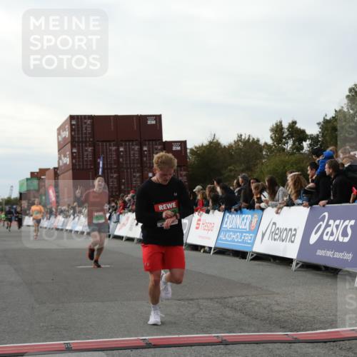 03.10.2025 - Köhlbrandbrückenlauf Yannick Fuchs http://msf.ph/oto/8983283 03.10.2025 16:06:40 Ziel 7623, 8860, 8880, 8965 meine-sportfotos.de
