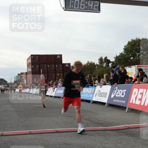03.10.2025 - Köhlbrandbrückenlauf Yannick Fuchs http://msf.ph/oto/8983285 03.10.2025 16:06:40 Ziel 7623, 8860, 8880, 8965 meine-sportfotos.de