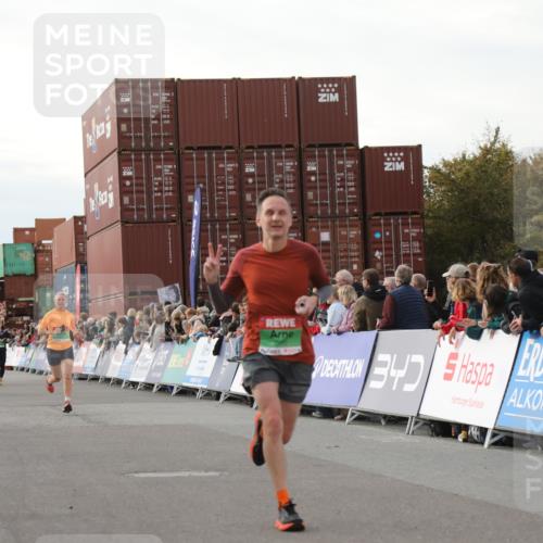 03.10.2025 - Köhlbrandbrückenlauf Yannick Fuchs http://msf.ph/oto/8983289 03.10.2025 16:06:41 Ziel 7623, 8860, 8880, 8965 meine-sportfotos.de