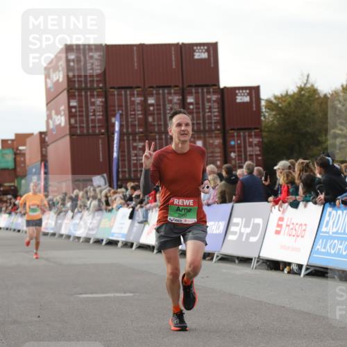 03.10.2025 - Köhlbrandbrückenlauf Yannick Fuchs http://msf.ph/oto/8983290 03.10.2025 16:06:41 Ziel 7623, 8860, 8880, 8965 meine-sportfotos.de
