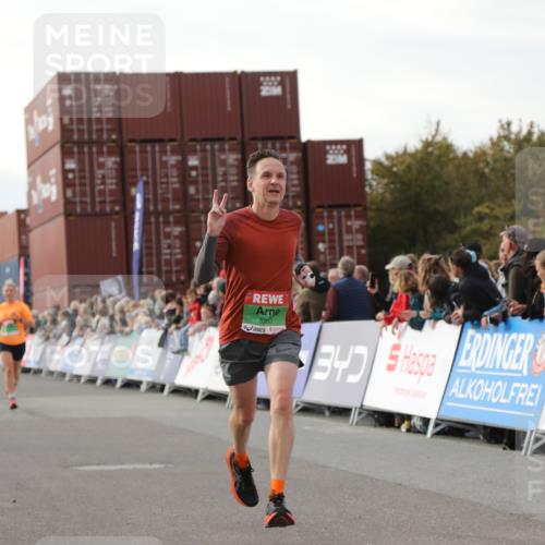 03.10.2025 - Köhlbrandbrückenlauf Yannick Fuchs http://msf.ph/oto/8983292 03.10.2025 16:06:41 Ziel 7623, 8860, 8880, 8965 meine-sportfotos.de