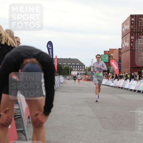 03.10.2025 - Köhlbrandbrückenlauf Yannick Fuchs http://msf.ph/oto/8983294 03.10.2025 15:51:41 Ziel 7118, 9663 meine-sportfotos.de