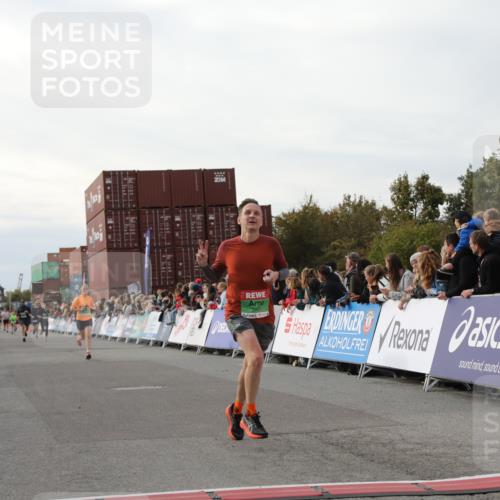 03.10.2025 - Köhlbrandbrückenlauf Yannick Fuchs http://msf.ph/oto/8983295 03.10.2025 16:06:42 Ziel 7623, 8848, 8860, 8880, 8965 meine-sportfotos.de