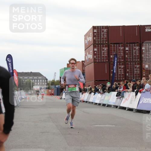 03.10.2025 - Köhlbrandbrückenlauf Yannick Fuchs http://msf.ph/oto/8983296 03.10.2025 15:51:42 Ziel 7118, 9663 meine-sportfotos.de