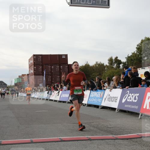 03.10.2025 - Köhlbrandbrückenlauf Yannick Fuchs http://msf.ph/oto/8983297 03.10.2025 16:06:42 Ziel 7623, 8848, 8860, 8880, 8965 meine-sportfotos.de