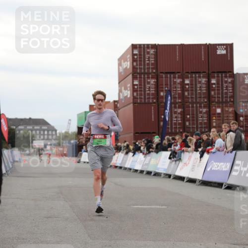 03.10.2025 - Köhlbrandbrückenlauf Yannick Fuchs http://msf.ph/oto/8983298 03.10.2025 15:51:42 Ziel 7118, 9663 meine-sportfotos.de