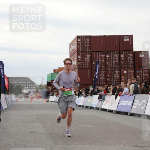 03.10.2025 - Köhlbrandbrückenlauf Yannick Fuchs http://msf.ph/oto/8983300 03.10.2025 15:51:43 Ziel 9663 meine-sportfotos.de