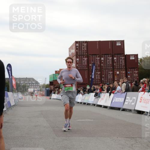 03.10.2025 - Köhlbrandbrückenlauf Yannick Fuchs http://msf.ph/oto/8983302 03.10.2025 15:51:43 Ziel 9663 meine-sportfotos.de