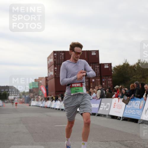 03.10.2025 - Köhlbrandbrückenlauf Yannick Fuchs http://msf.ph/oto/8983307 03.10.2025 15:51:44 Ziel 9663 meine-sportfotos.de