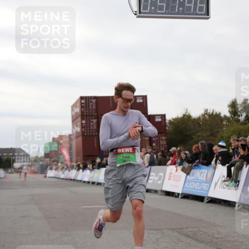 03.10.2025 - Köhlbrandbrückenlauf Yannick Fuchs http://msf.ph/oto/8983309 03.10.2025 15:51:44 Ziel 9663 meine-sportfotos.de