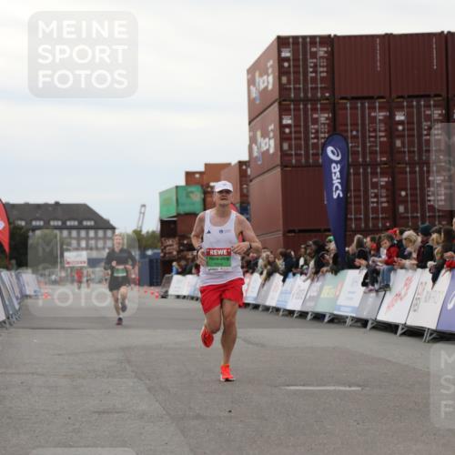 03.10.2025 - Köhlbrandbrückenlauf Yannick Fuchs http://msf.ph/oto/8983323 03.10.2025 15:51:53 Ziel 7054, 7520 meine-sportfotos.de