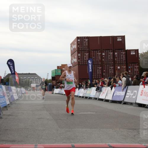 03.10.2025 - Köhlbrandbrückenlauf Yannick Fuchs http://msf.ph/oto/8983327 03.10.2025 15:51:54 Ziel 7054, 7520 meine-sportfotos.de
