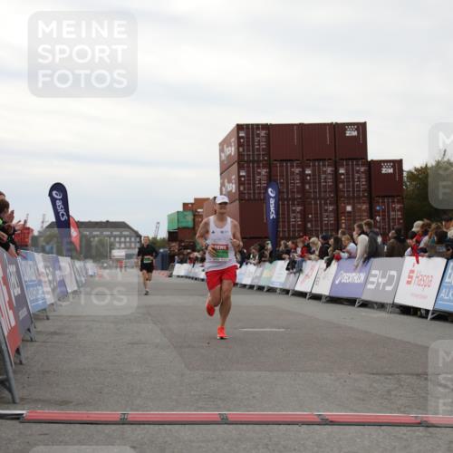 03.10.2025 - Köhlbrandbrückenlauf Yannick Fuchs http://msf.ph/oto/8983329 03.10.2025 15:51:54 Ziel 7054, 7520 meine-sportfotos.de