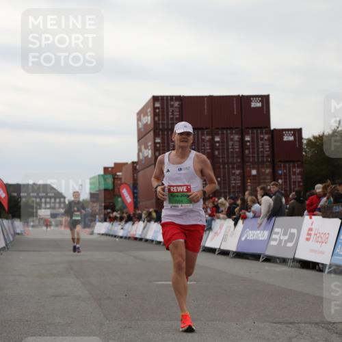 03.10.2025 - Köhlbrandbrückenlauf Yannick Fuchs http://msf.ph/oto/8983335 03.10.2025 15:51:55 Ziel 7054, 7520 meine-sportfotos.de