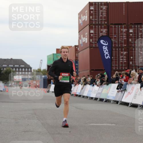 03.10.2025 - Köhlbrandbrückenlauf Yannick Fuchs http://msf.ph/oto/8983353 03.10.2025 15:51:57 Ziel 7054, 7520 meine-sportfotos.de