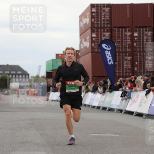03.10.2025 - Köhlbrandbrückenlauf Yannick Fuchs http://msf.ph/oto/8983357 03.10.2025 15:51:58 Ziel 7054, 7520 meine-sportfotos.de