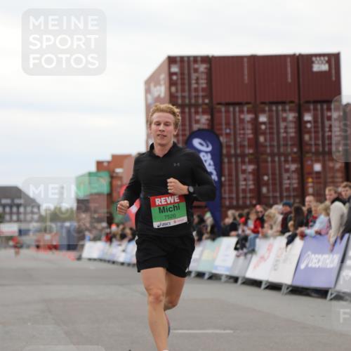 03.10.2025 - Köhlbrandbrückenlauf Yannick Fuchs http://msf.ph/oto/8983362 03.10.2025 15:51:59 Ziel 7054, 7520 meine-sportfotos.de