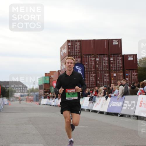 03.10.2025 - Köhlbrandbrückenlauf Yannick Fuchs http://msf.ph/oto/8983364 03.10.2025 15:51:59 Ziel 7054, 7520 meine-sportfotos.de