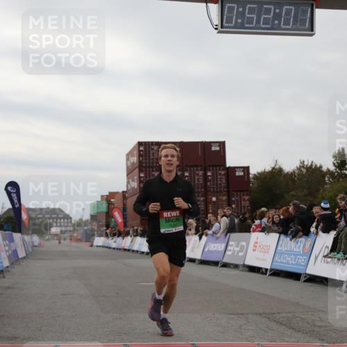 03.10.2025 - Köhlbrandbrückenlauf Yannick Fuchs http://msf.ph/oto/8983368 03.10.2025 15:51:59 Ziel 7054, 7520 meine-sportfotos.de