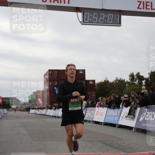 03.10.2025 - Köhlbrandbrückenlauf Yannick Fuchs http://msf.ph/oto/8983370 03.10.2025 15:51:59 Ziel 7054, 7520 meine-sportfotos.de
