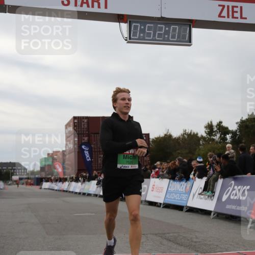 03.10.2025 - Köhlbrandbrückenlauf Yannick Fuchs http://msf.ph/oto/8983373 03.10.2025 15:52:00 Ziel 7520 meine-sportfotos.de