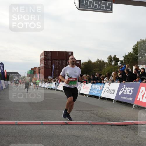 03.10.2025 - Köhlbrandbrückenlauf Yannick Fuchs http://msf.ph/oto/8983391 03.10.2025 16:06:53 Ziel 7263, 8848, 8866, 8967, 9128, 9353, 9354, 9416, 9417 meine-sportfotos.de