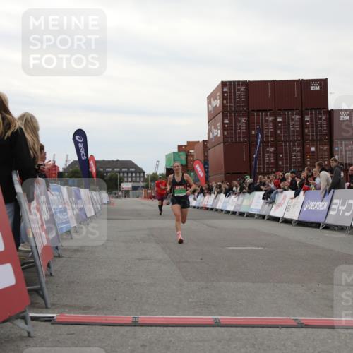 03.10.2025 - Köhlbrandbrückenlauf Yannick Fuchs http://msf.ph/oto/8983394 03.10.2025 15:52:16 Ziel 8968, 9269, 9602 meine-sportfotos.de