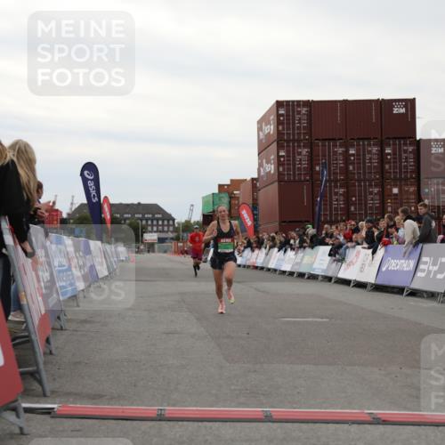 03.10.2025 - Köhlbrandbrückenlauf Yannick Fuchs http://msf.ph/oto/8983396 03.10.2025 15:52:16 Ziel 8968, 9269, 9602 meine-sportfotos.de