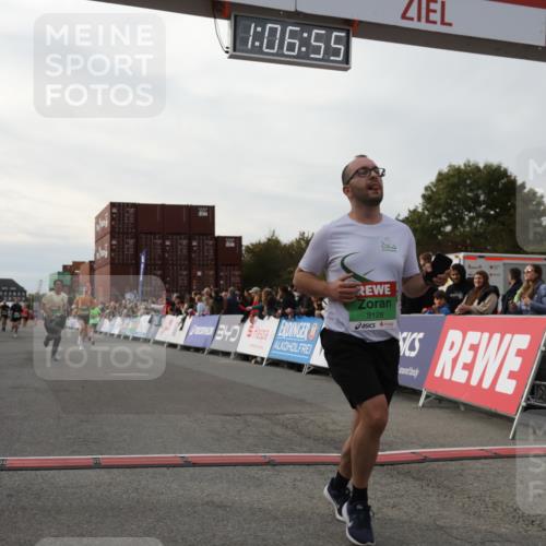 03.10.2025 - Köhlbrandbrückenlauf Yannick Fuchs http://msf.ph/oto/8983397 03.10.2025 16:06:54 Ziel 7263, 7322, 8848, 8866, 8967, 9128, 9353, 9354, 9416, 9417 meine-sportfotos.de